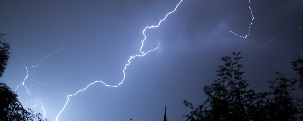 Intensywne opady deszczu z burzami