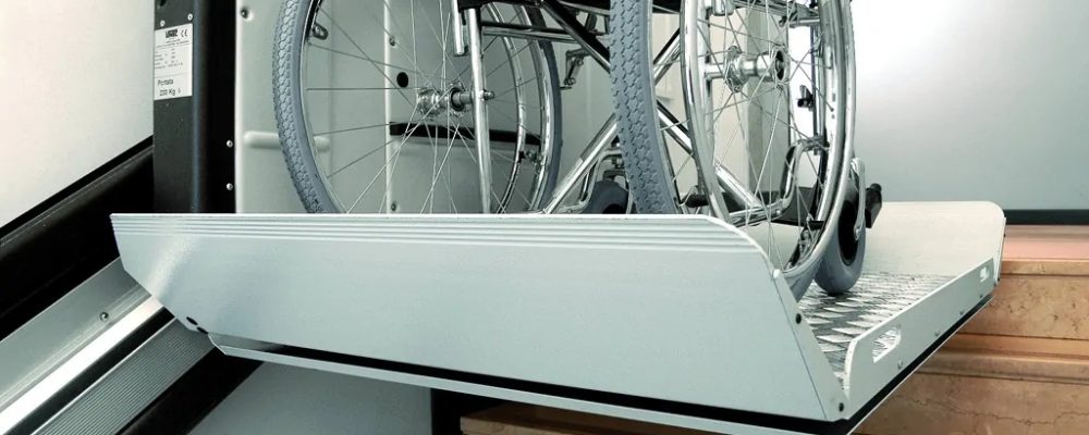 Zakup i montaż 2 szt. platform schodowych